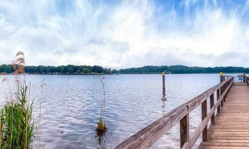 Panoramablick auf den Templiner See mit Bootssteg vom Schlosspark Caputh