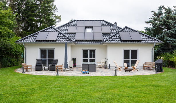 Blick auf Haus vom Garten
