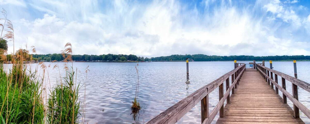 Panoramablick auf den Templiner See mit Bootssteg vom Schlosspark Caputh