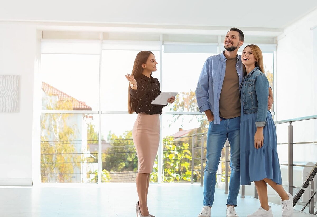 Immobilienmakler zeigt Pärchen eine neue Wohnung