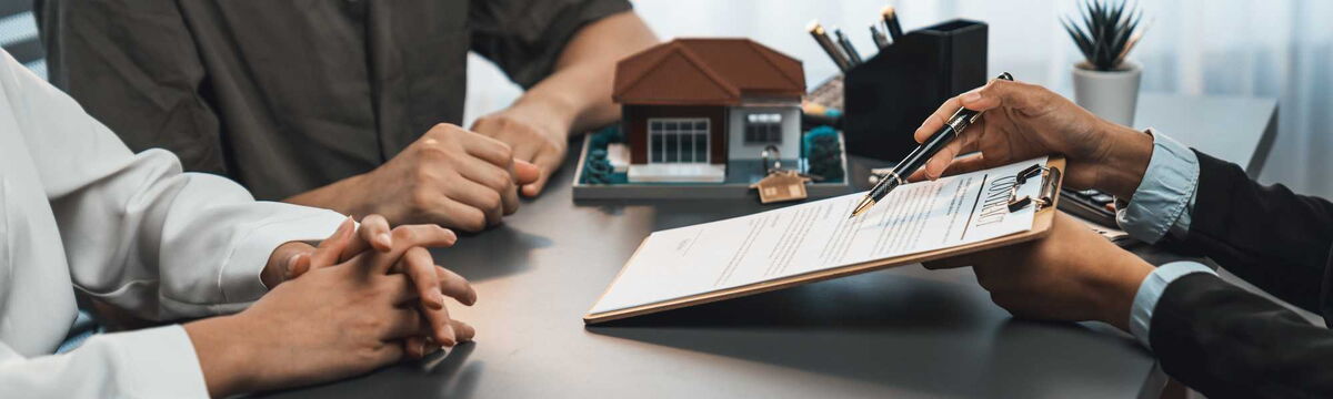 Kunde und Immobilienmakler prüfen einen Vertrag