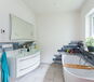 Badezimmer mit Wanne und Dusche