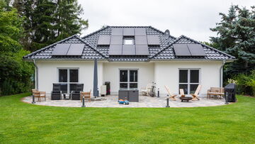 Blick auf Haus vom Garten